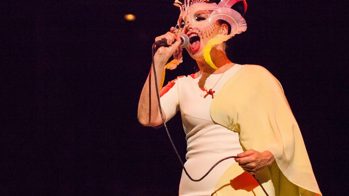 scandal in showbiz bjork il acuza indirect pe regizorul danez lars von trier de hartuire sexuala