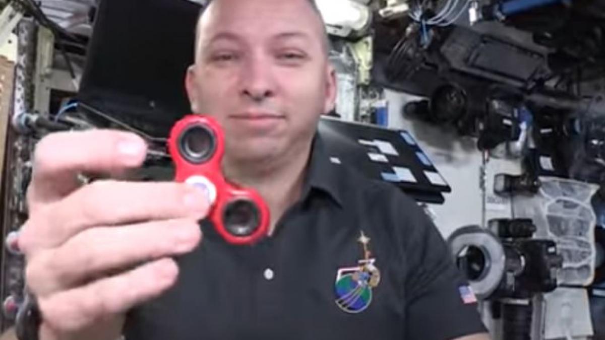 Un astronaut a vrut să vadă ce se întâmplă dacă învârte un fidget spinner pe Stația Spațială Internațională. Ce s-a întâmplat - VIDEO