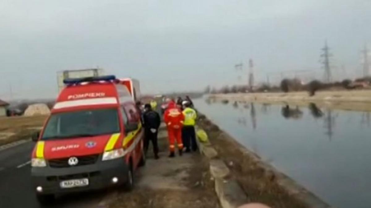 barbat in stare de inconstienta scos din raul dambovita de trecatori