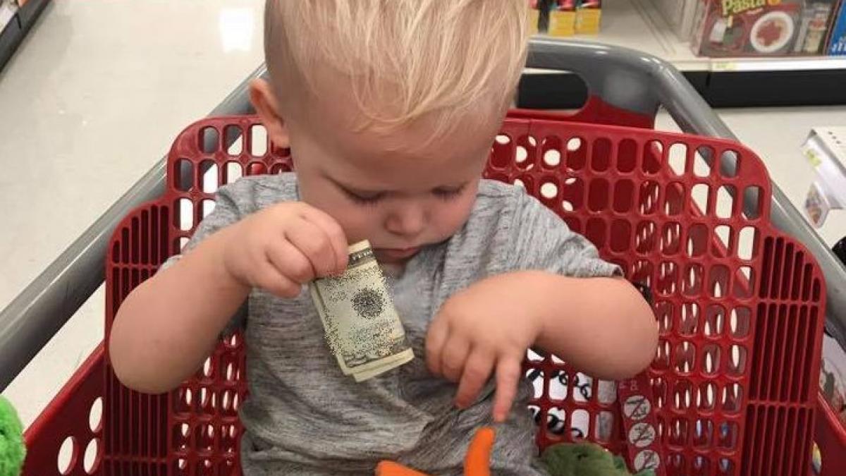 era la cumparaturi cu fiul ei de un an si jumatate cand un batran s a apropiat de copil si i a