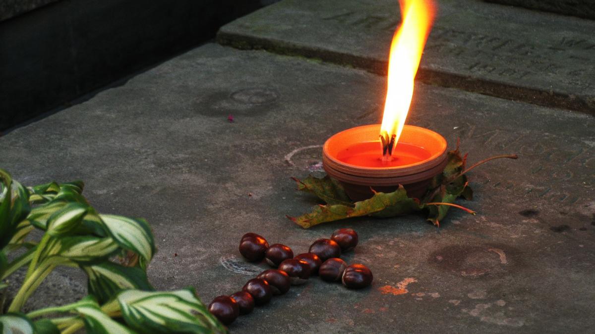 o adolescenta s a sinucis la o zi dupa ce si a ingropat cel mai bun prieten e ingrozitor ce se