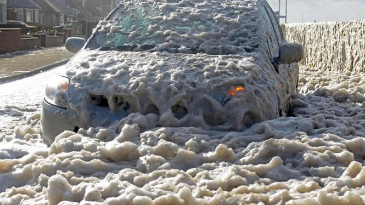 un oras intreg a fost acoperit de spuma dupa uraganul ophelia care este explicatia