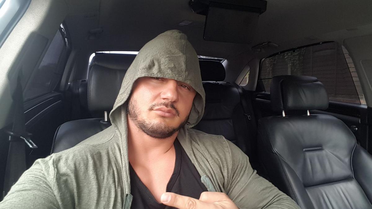 un roman din diaspora mesaj ironic pentru cei de acasa mi e dor de parizerul cu paine si mustar