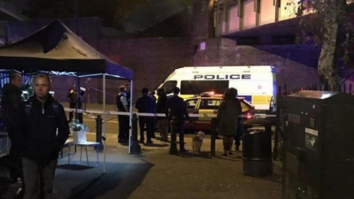 doi romani au impiedicat un jaf in centrul londrei unul i a pus piedica celalalt l a legat