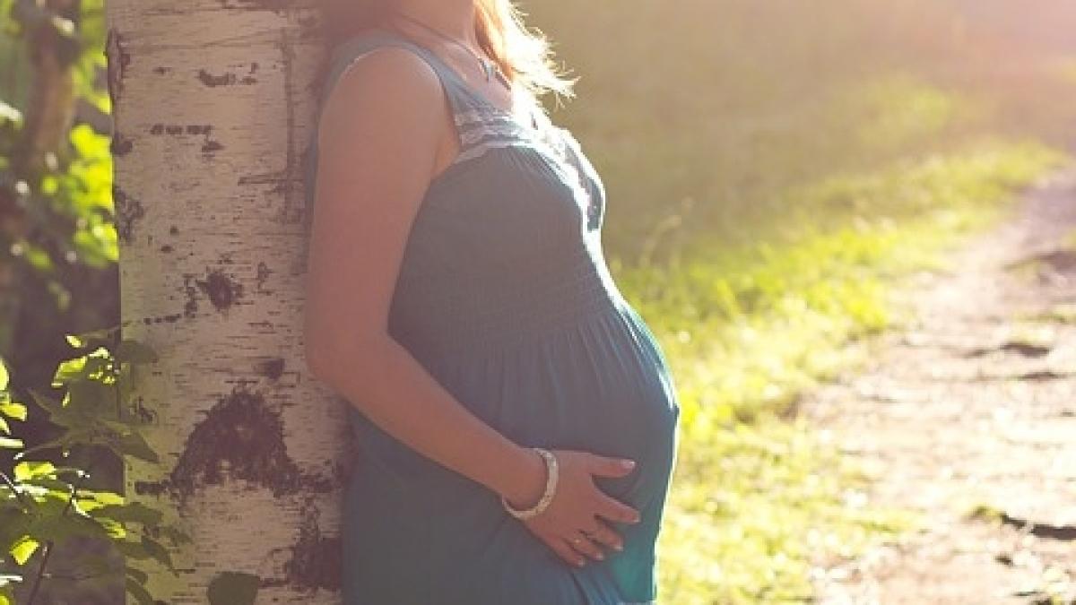 este insarcinata in luna a opta dar pare ca nu se teme pentru viata bebelusului ei ce face femeia