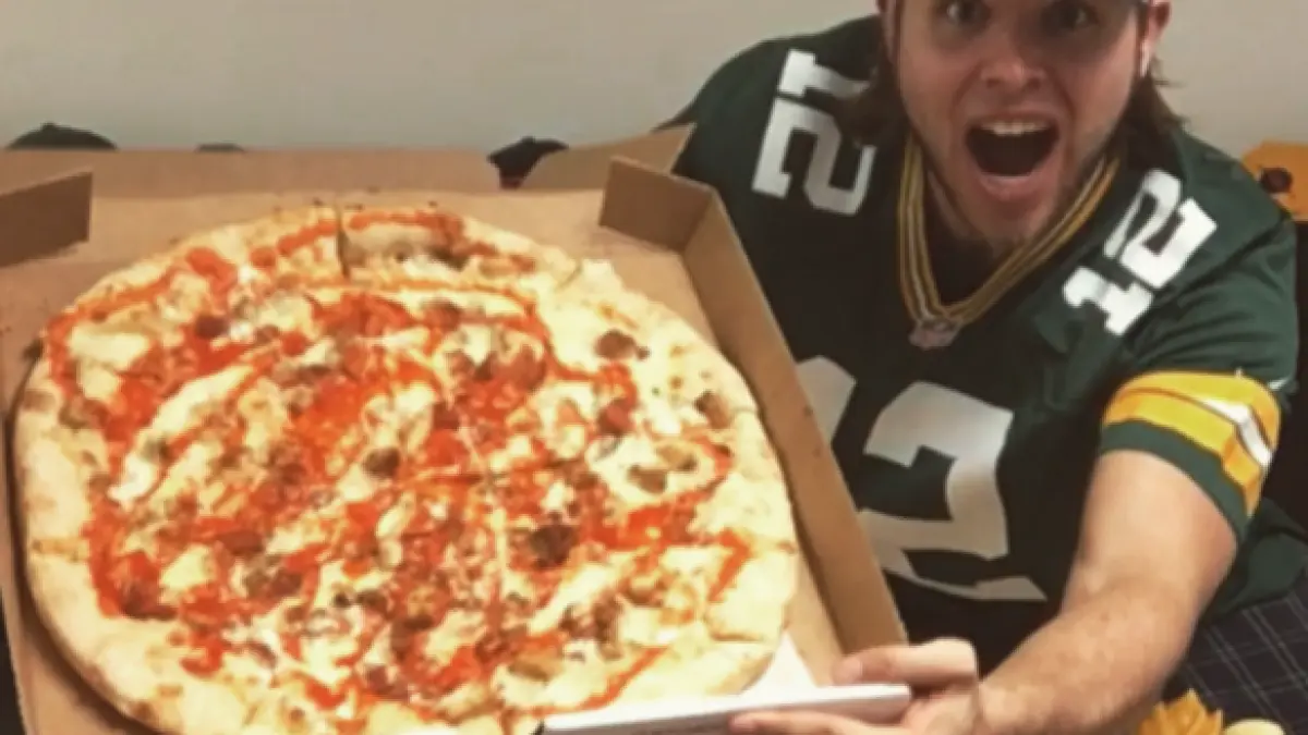 a acceptat sa manance in fiecare zi timp de un an cate o pizza uite cate kilograme are barbatul