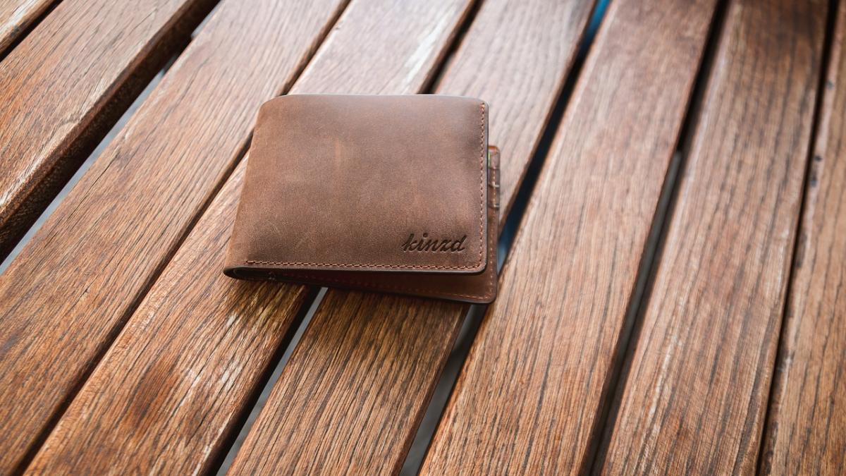 a gasit pe strada un portofel si a fost uimit cand s a uitat in el a mers imediat la politie