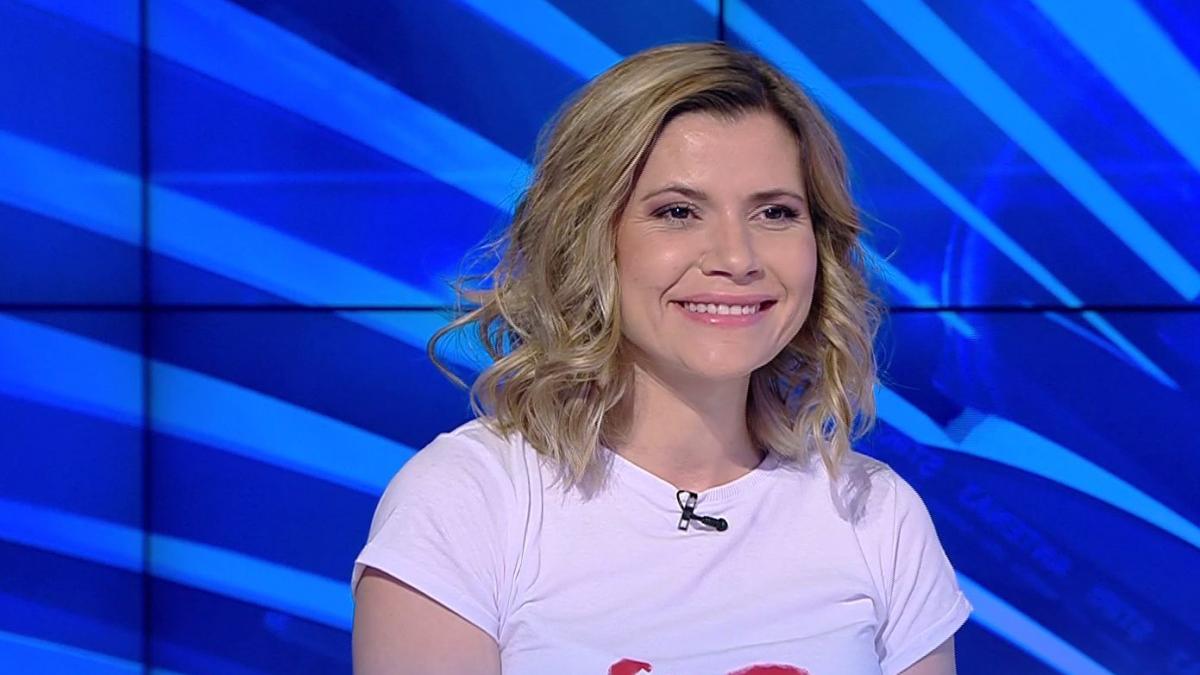 eroul zilei doua tinere impart scrisori celor care salveaza vieti