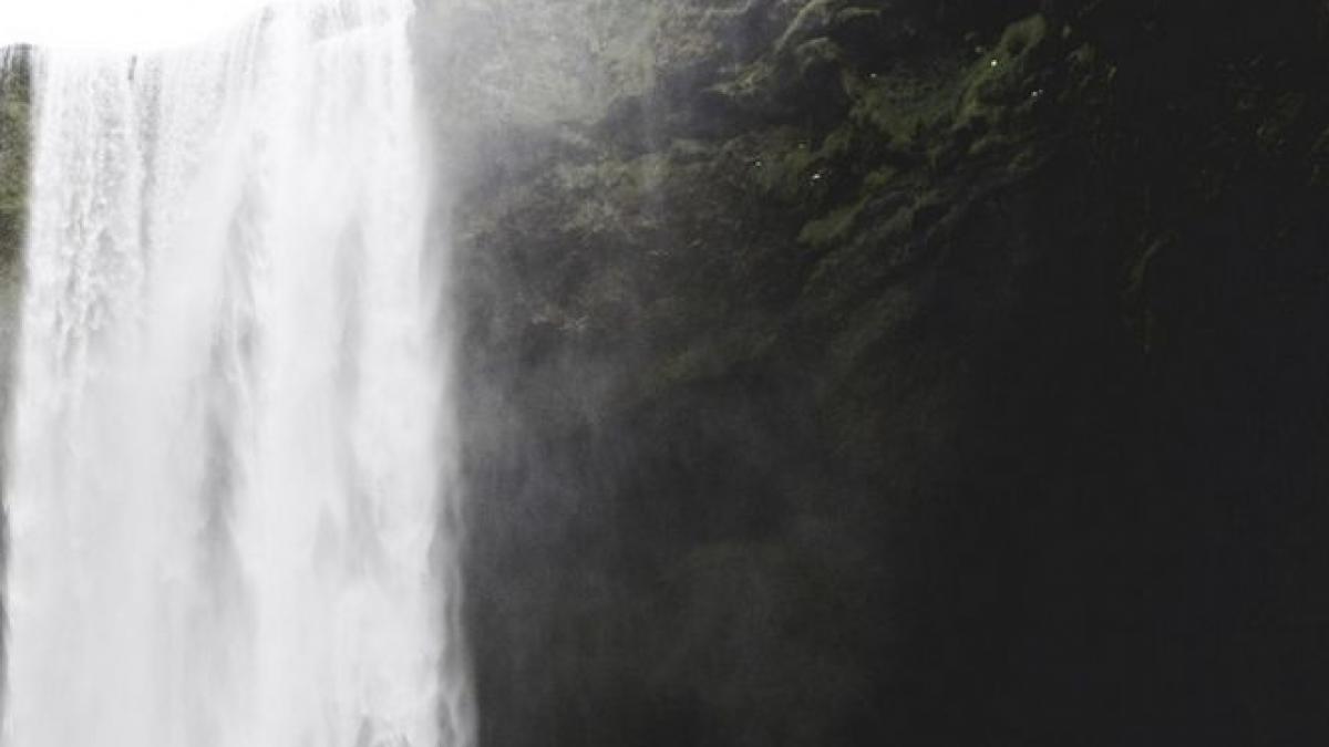 furtuna ophelia a provocat un fenomen natural ciudat o cascada din marea britanie curge in sus cum