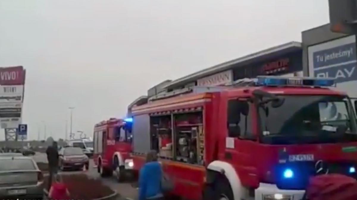 atac intr un mall din polonia mai multe persoane au fost injunghiate video