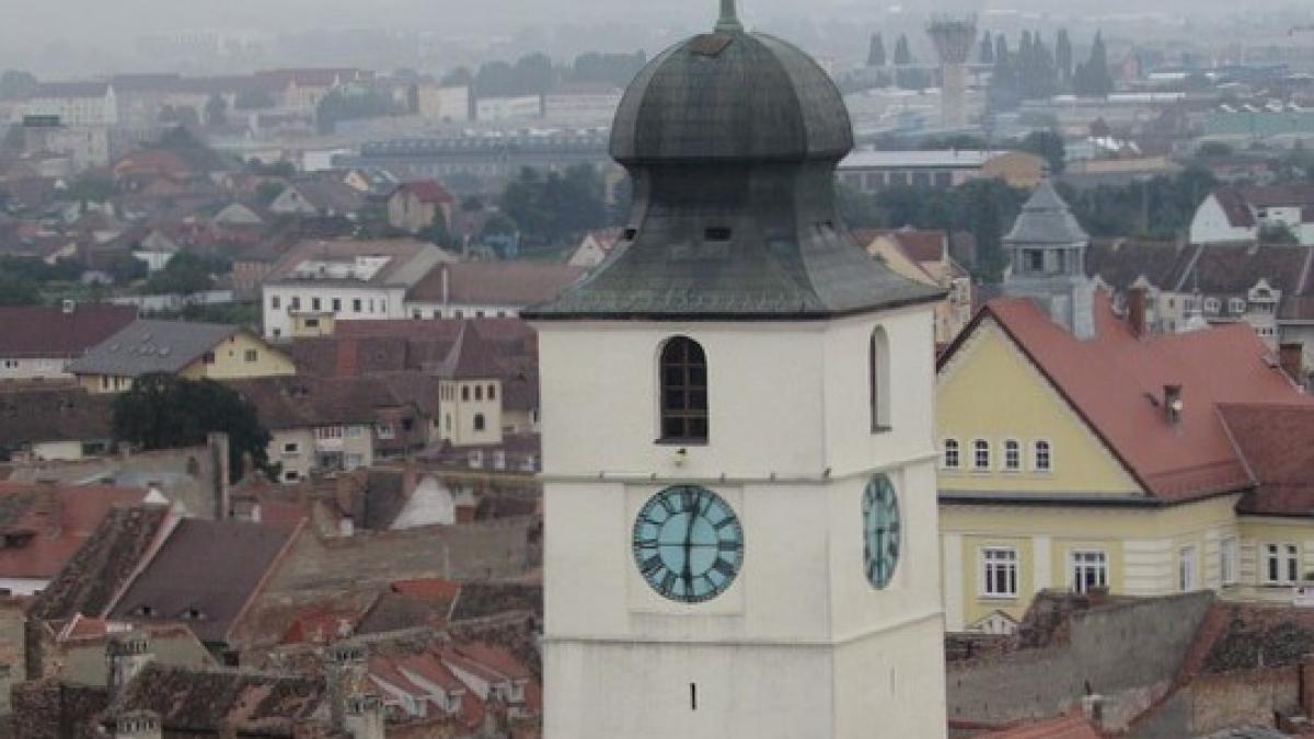 paznicul de la turnul sfatului din sibiu a incuiat noaptea turistii in turn a stins lumina si a