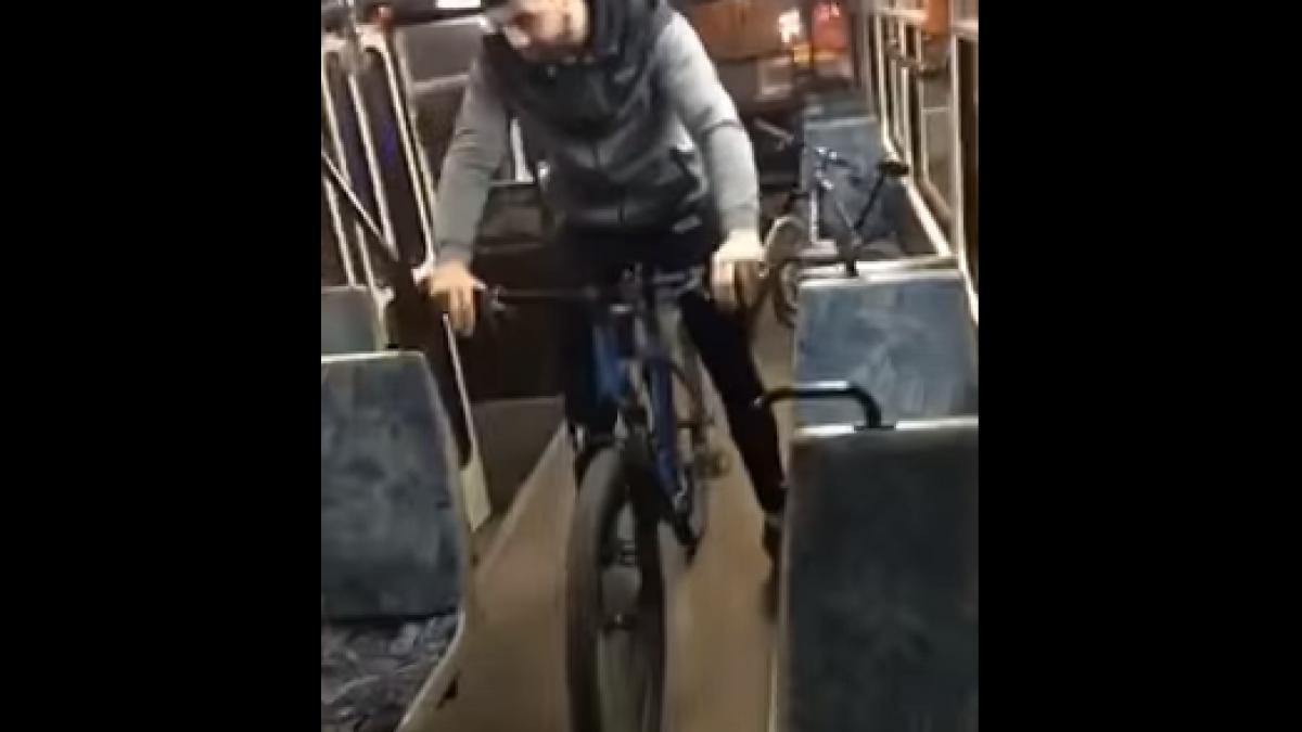 tanar filmat in timp ce distruge un tramvai la indemnul unei fete video