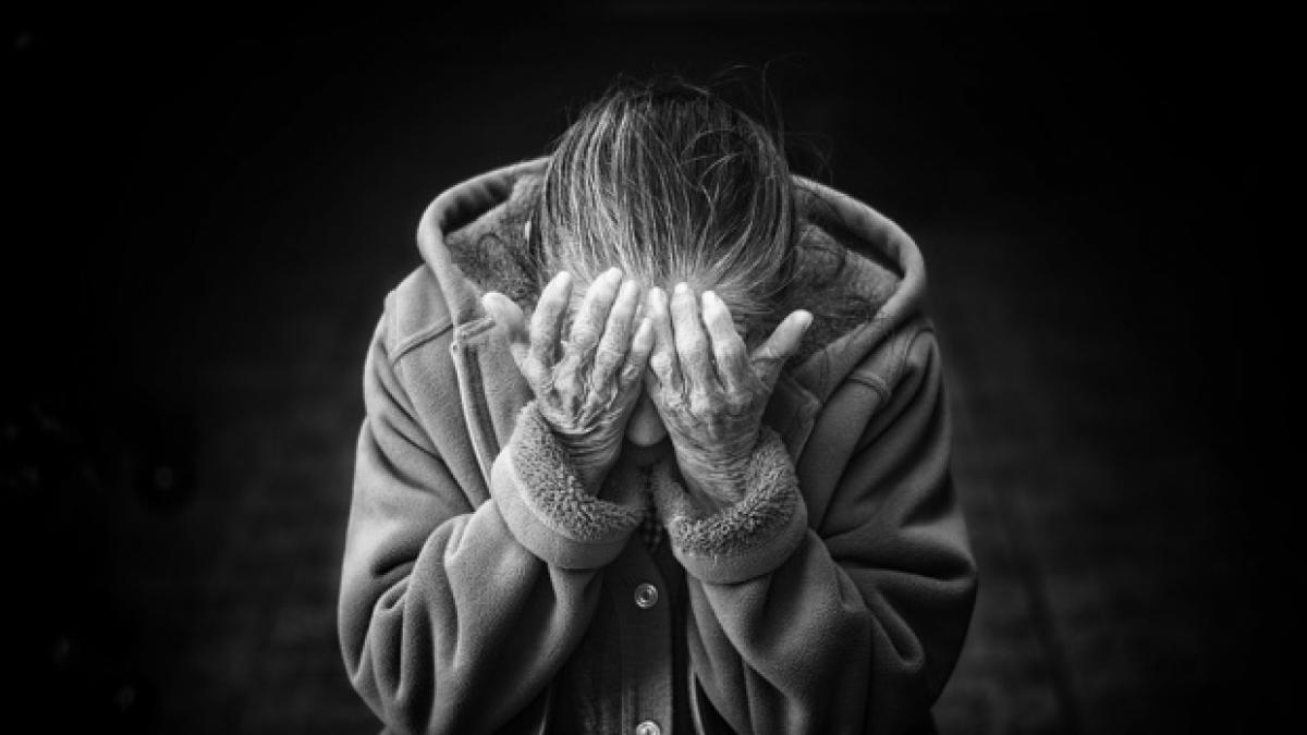 un detinut eliberat recent prins in timp ce incerca sa isi violeze mama