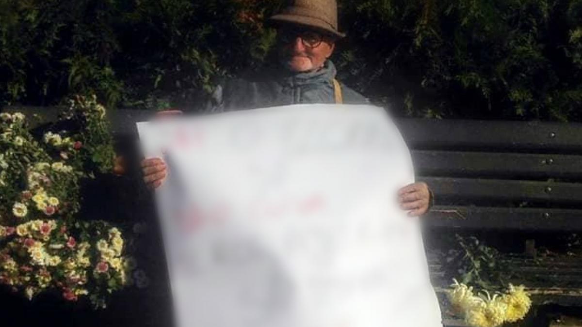 acest batranel din iasi a starnit lacrimi de emotie pe chipul trecatorilor ce a putut sa scrie pe