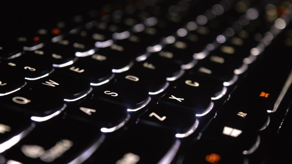 cele trei litere din limba romana pe care le folosim cel mai putin au aparut in alfabet abia in 1982