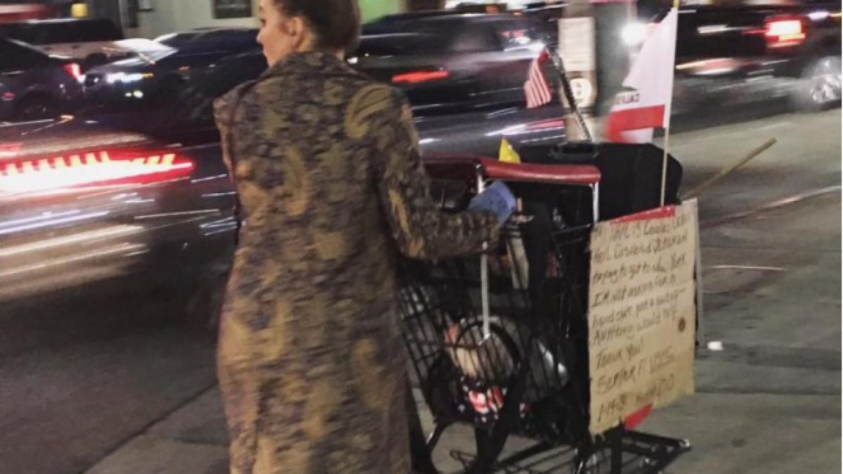 a vazut un cersetor lesinat pe strada si a sunat la salvare dar dupa ce i a citit mesajul de pe