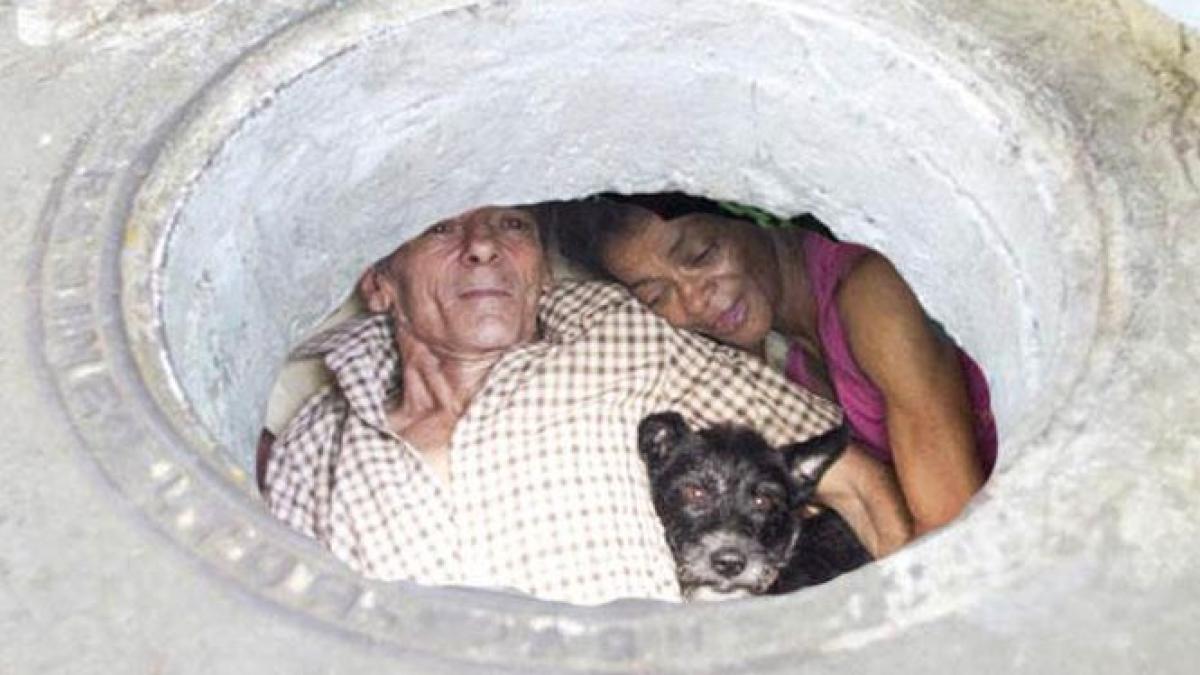 acesti oameni traiesc de 22 de ani in canalizare reporterii au fost socati cand au intrat in