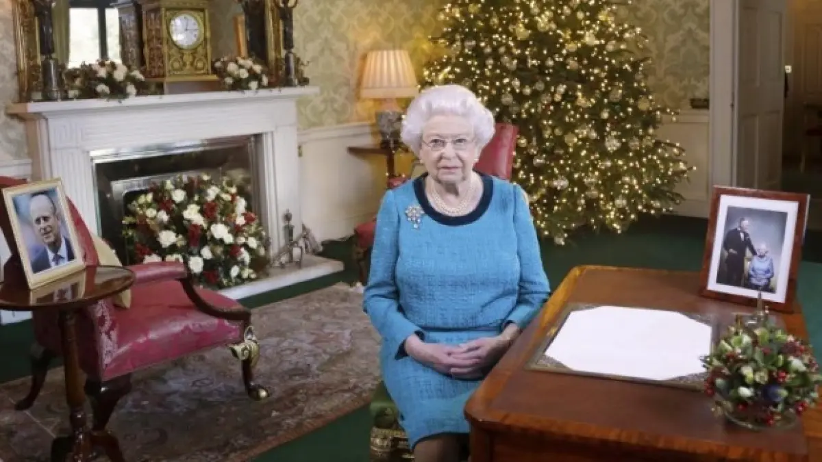 de ce regina elisabeta are bani la ea doar duminica