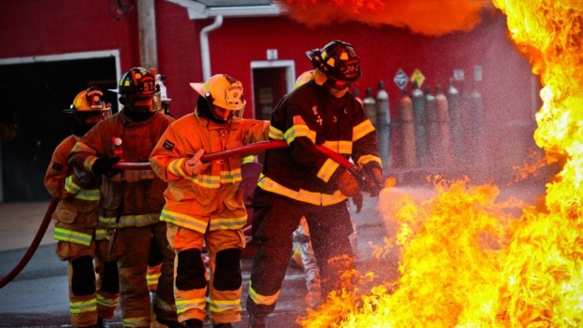 incendiu puternic la un bloc zeci de persoane au fost evacuate