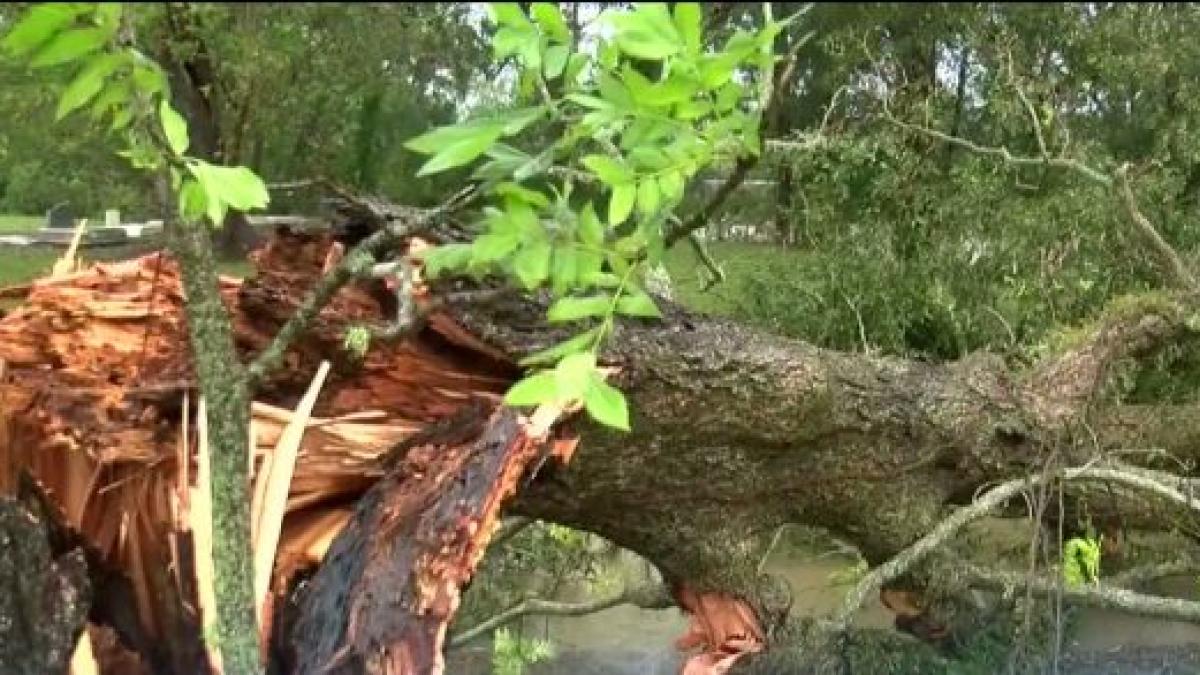 tornadele si inundatiile au devastat sua zeci de persoane au fost evacuate video