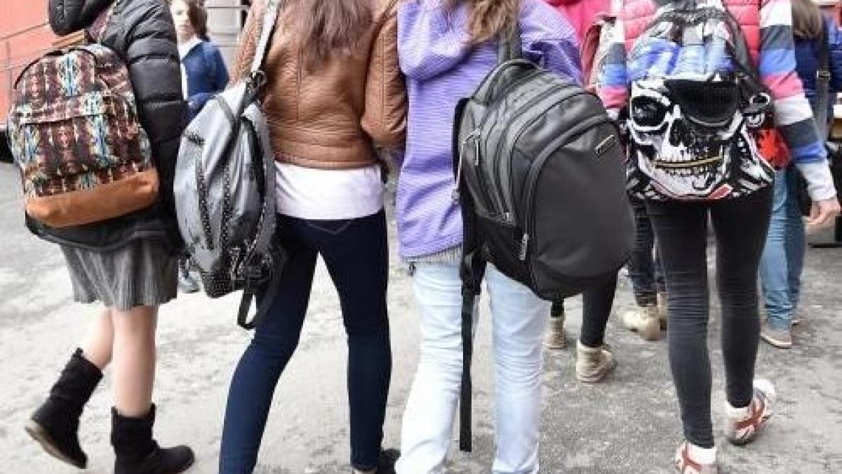 vesti proaste pentru elevi parlamentarii vor sa reintroduca uniforma obligatorie in scoli