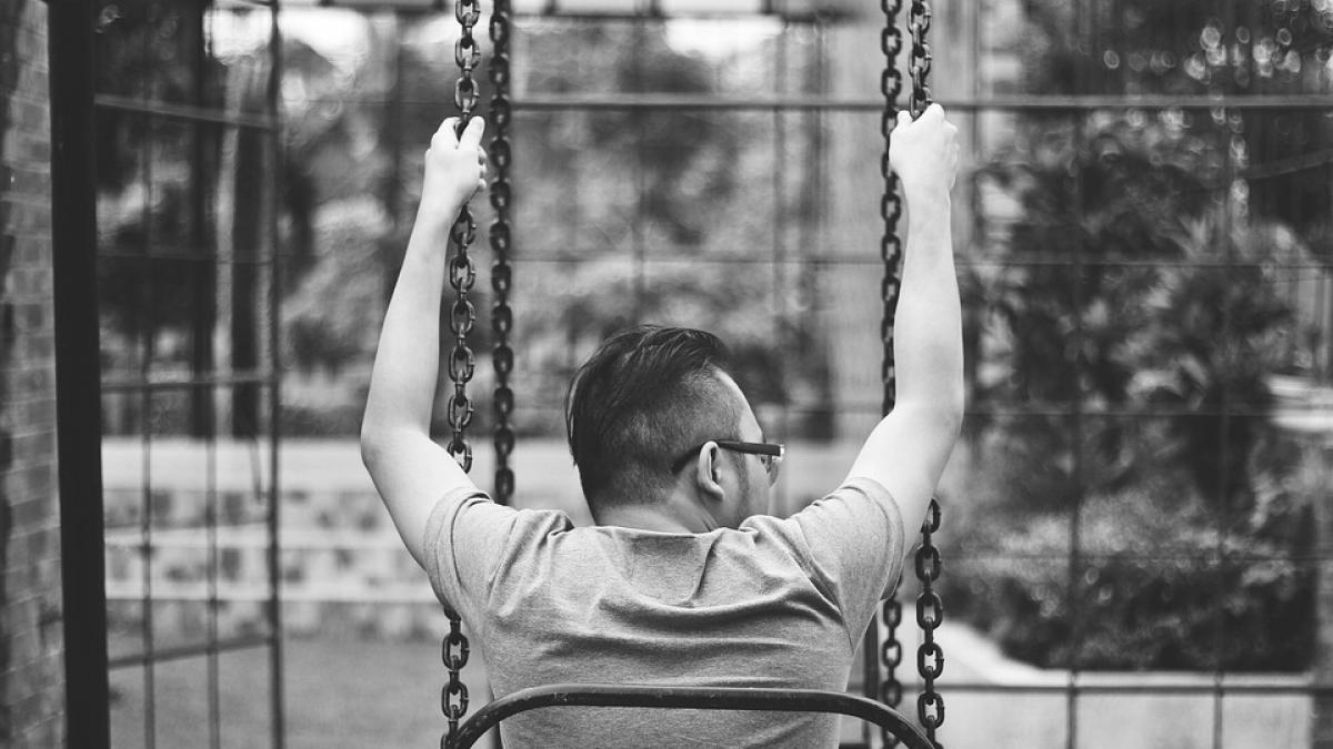 accident ingrozitor un politician si a rupt gatul la un loc de joaca sub ochii copilului sau video