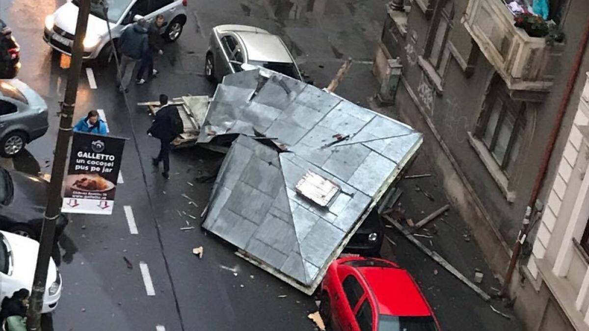 acoperis cazut peste masini in centrul capitalei avertisment de ultima ora de la anm