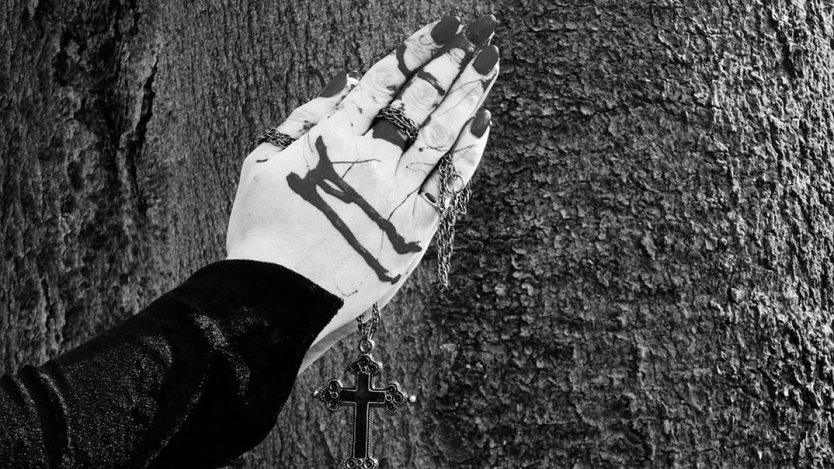 cazul unei fete care transpira picaturi de sange studiat de specialisti