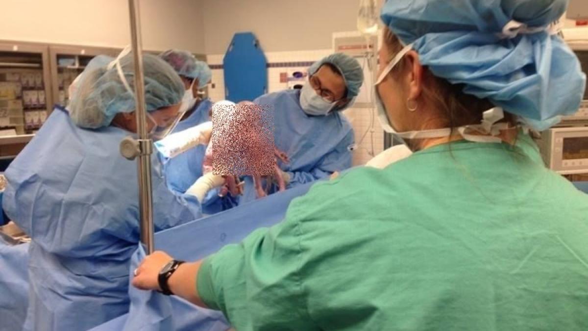 era gravida cu gemeni si a mers la spital cand a crezut ca i a venit sorocul ce a gasit medicul in