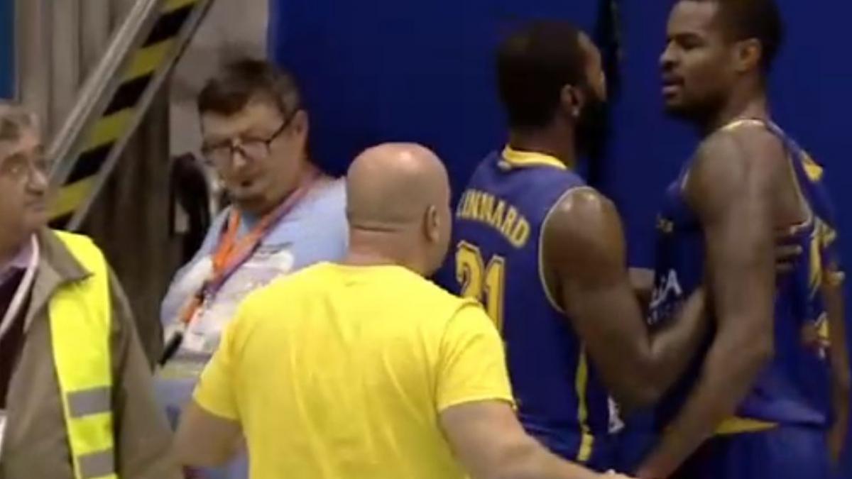 scene violente surprinse in timpul unui meci de baschet doi jucatori s au luat la bataie pe teren