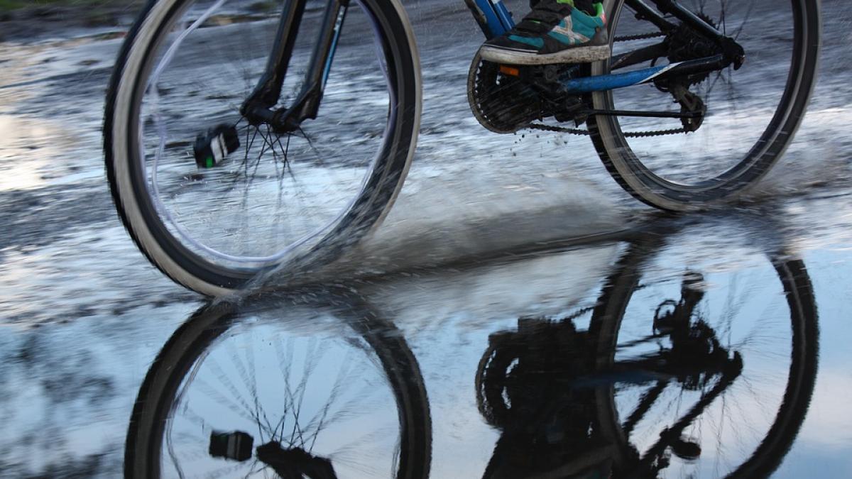 un biciclist victima vremii a murit dupa ce s a dezechilibrat din cauza vantului si a fost lovit de