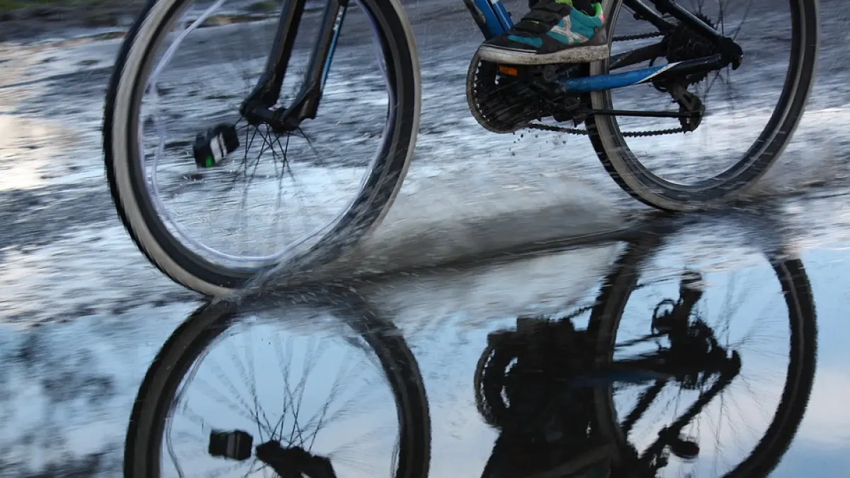 un biciclist victima vremii a murit dupa ce s a dezechilibrat din cauza vantului si a fost lovit de