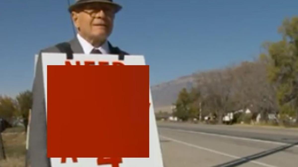 batranul si a agatat o pancarta de el si a inceput sa umble pe strazi ce cauta omul o vreau inapoi