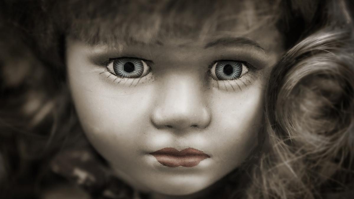 fetita se juca cu papusa cand s a intamplat nenorocirea ce a gasit mama ei in jucarie sunt