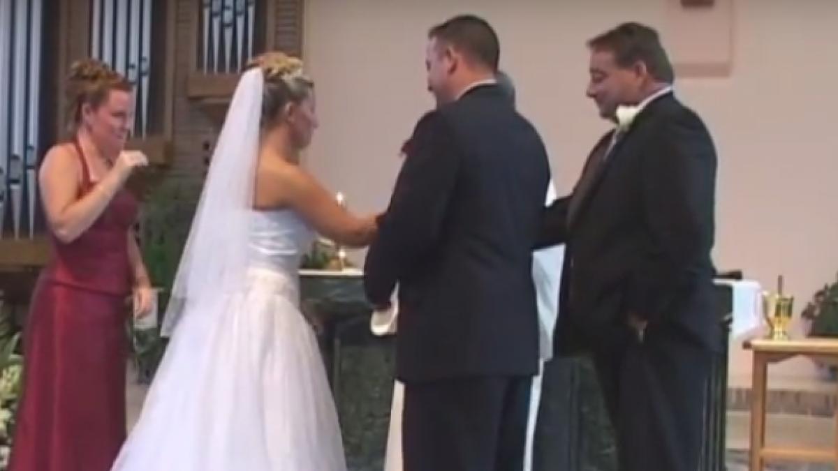 preotul trebuia sa ii declare casatoriti dar mirele s a intors si a vazut ceva care a facut toata