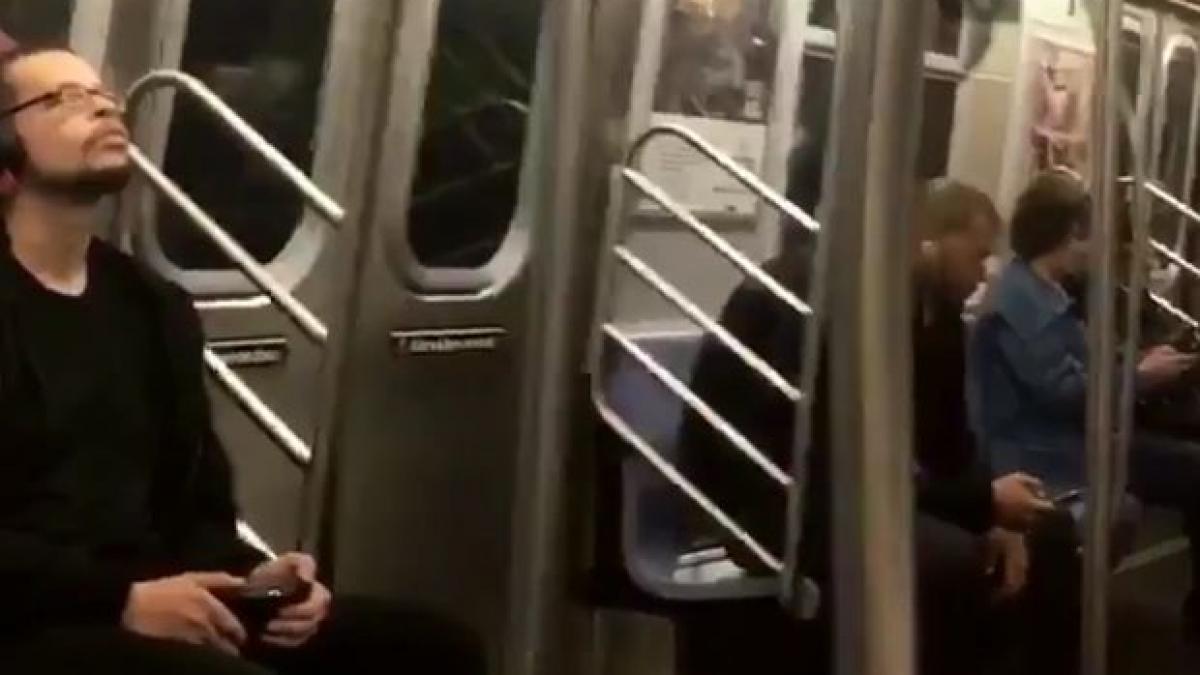 s a urcat in metrou si tot drumul s a uitat in tavan cand oamenii si au dat seama ce facea au scos