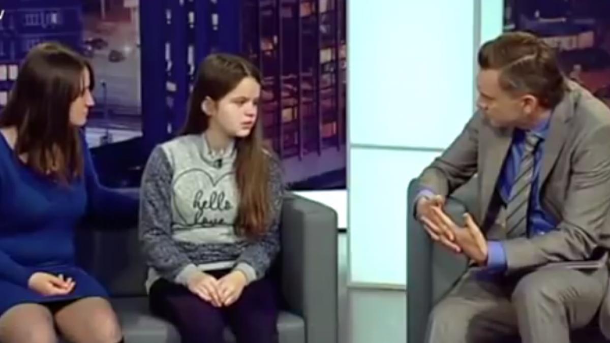 umilinta pentru o fata de 12 ani minora a fost obligata de un show tv sa stea fata in fata cu tatal