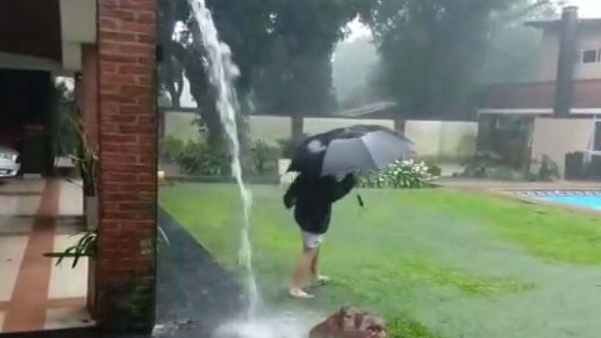 un copil si a luat umbrela si a iesit sa se joace in ploaie ce a urmat este de groaza video