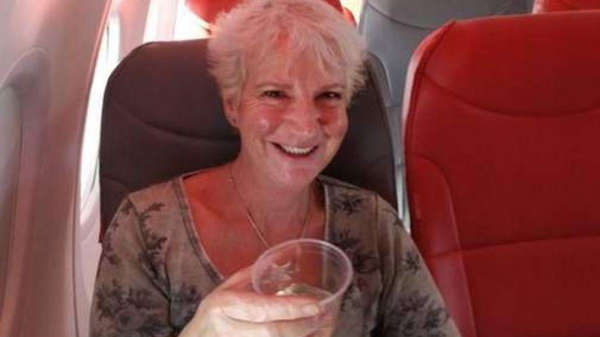 s a urcat in avion si nu i a venit sa creada ce vede in jurul sau a luat imediat telefonul si a