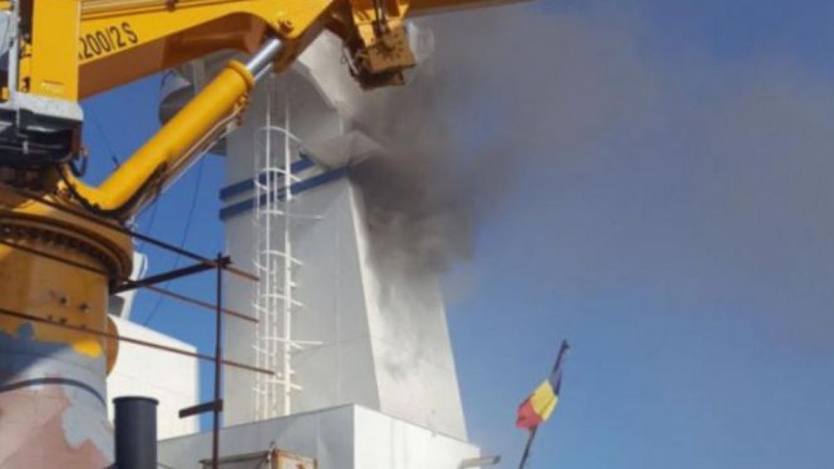 stare de alerta in portul constanta o macara a fost cuprinsa de flacari
