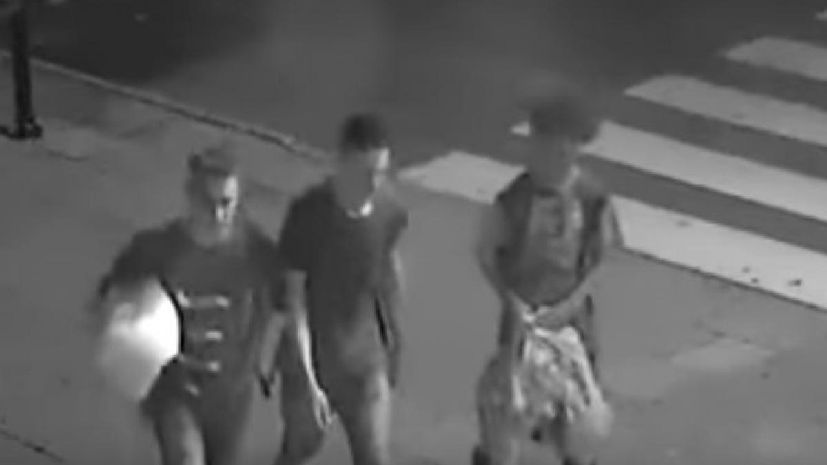 acesti tineri au fost filmati cand se apropiau de un om fara adapost toata lumea se astepta la ce e