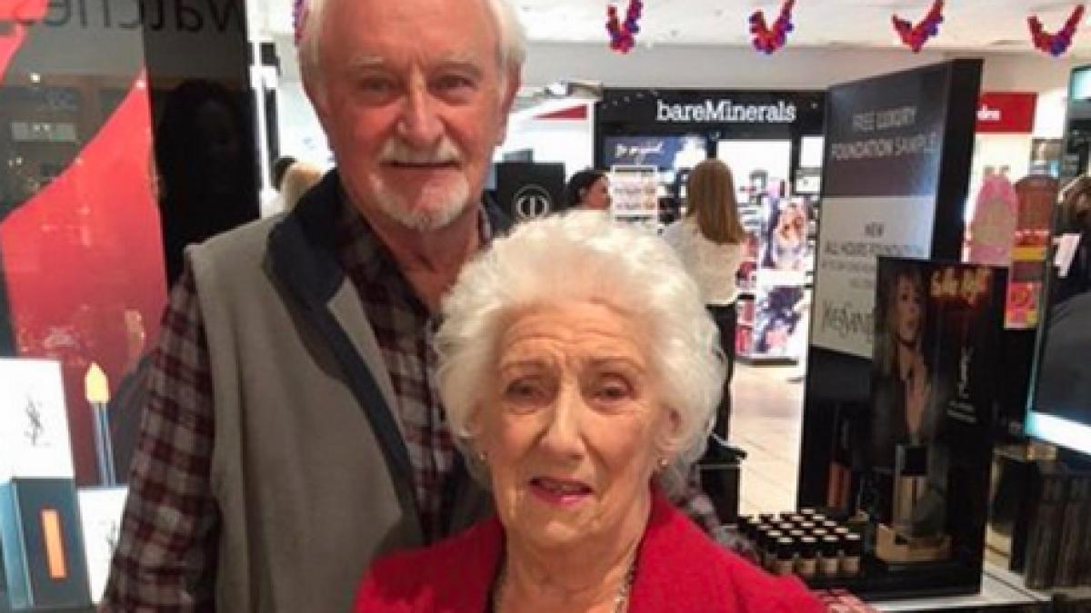 gestul impresionant facut de acest barbat pentru sotia lui care va ramane curand fara vedere foto