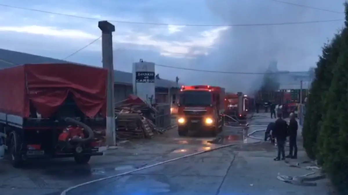 incendiu puternic la un depozit din iasi pompierii intervin pentru stingerea flacarilor