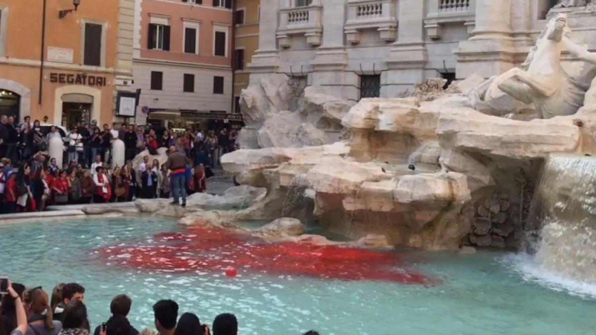 o importanta atractie turistica din roma a fost vandalizata ce a facut un barbat in semn de protest