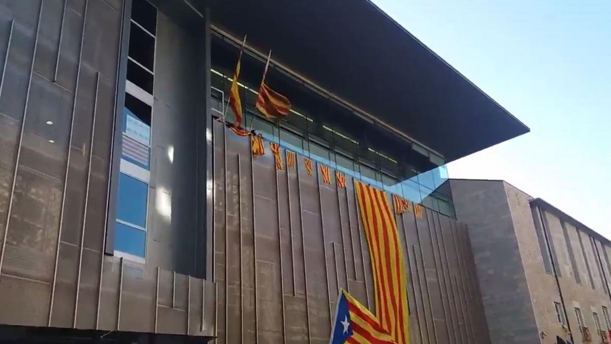 spania fierbe steagul spaniol inlocuit cu cel catalan la primaria din girona video