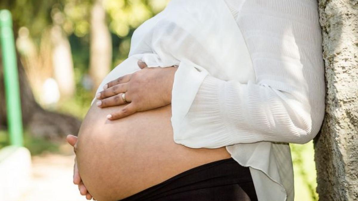 a ramas gravida pentru a patra oara dar burta ei crestea prea rapid s a dus la spital iar medicii