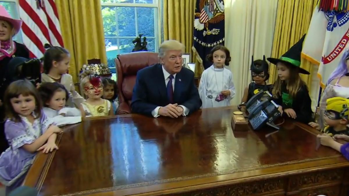 imagini inedite cu donald trump presedintele statelor unite a primit colindatori la casa alba si a