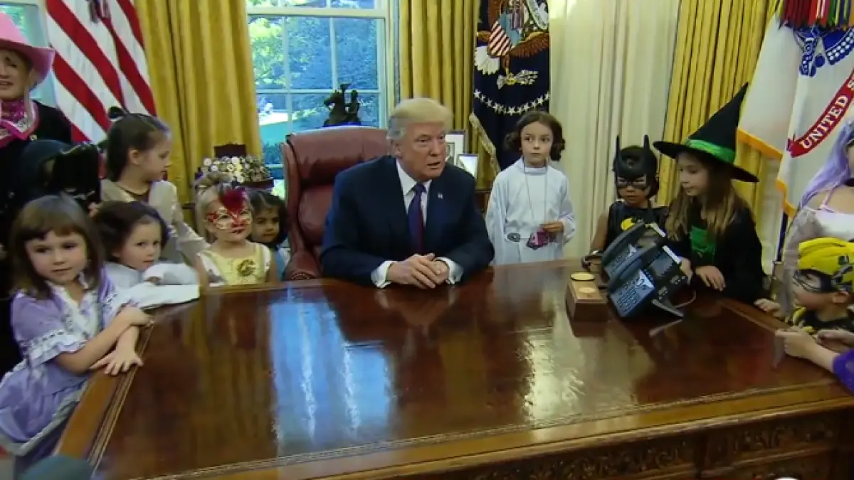 imagini inedite cu donald trump presedintele statelor unite a primit colindatori la casa alba si a