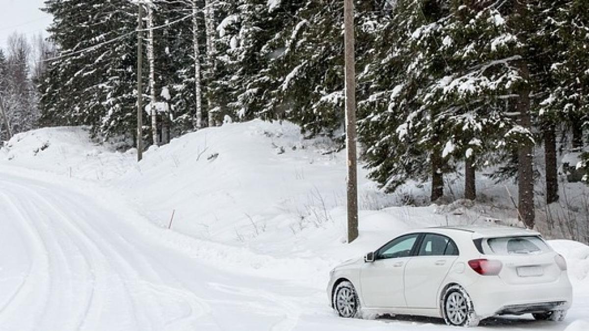 interventie de urgenta a jandarmilor doi turisti au ramas cu masina in pana pe munte in viscol