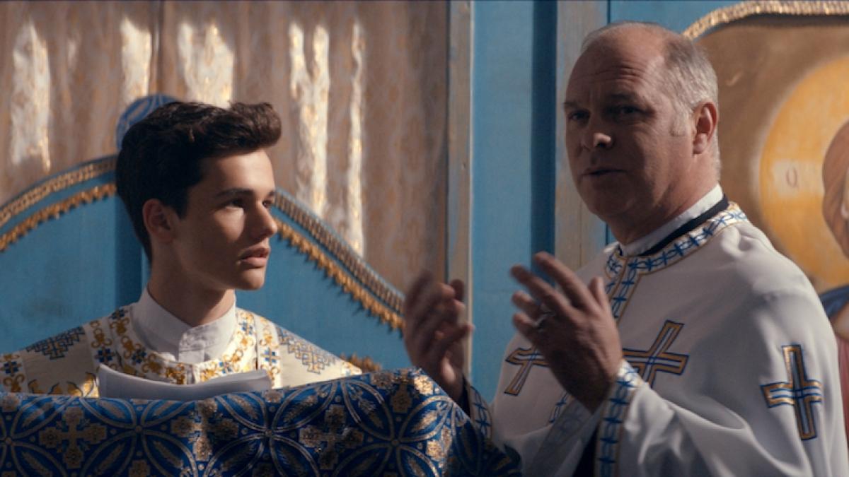 reactia unui preot ortodox atunci cand a vazut filmul romanesc un pas in urma serafimilor